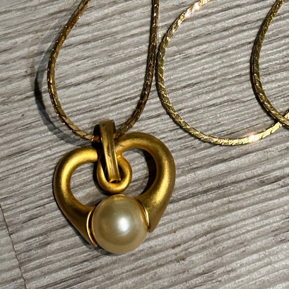 Vintage Monet Open Heart Pendant Necklace Gold Tone 28" Chain Faux Pearl - Picture 4 of 7
